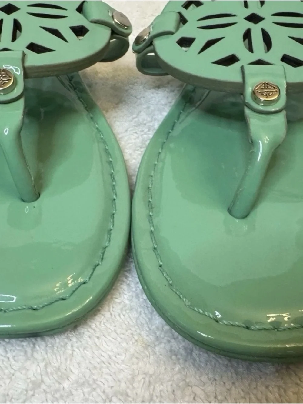 Antonio Melani Medallion Flat Sandals 6.5 Mint Green Patent Leather T-Strap VGC